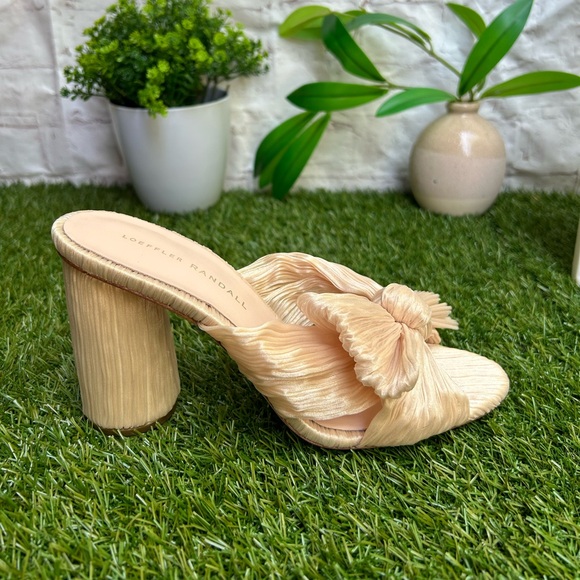 LOEFFLER RANDALL 
Women Penny Pleated Bow
Heel Almond size 7 SINGLE SHOE
$395.00 - Picture 6 of 9